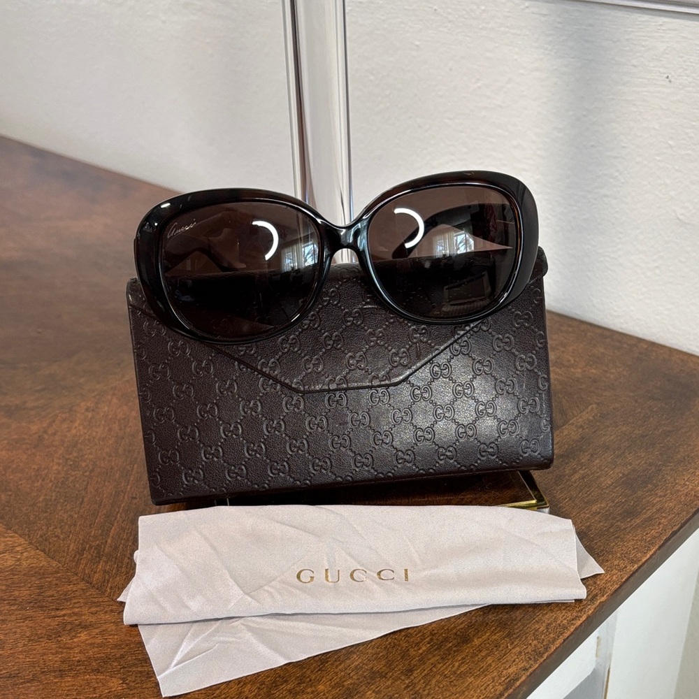 GUCCI SUNGLASSES FULL INCLUSION with Branded Case and dust cloth - Picture 2 of 16